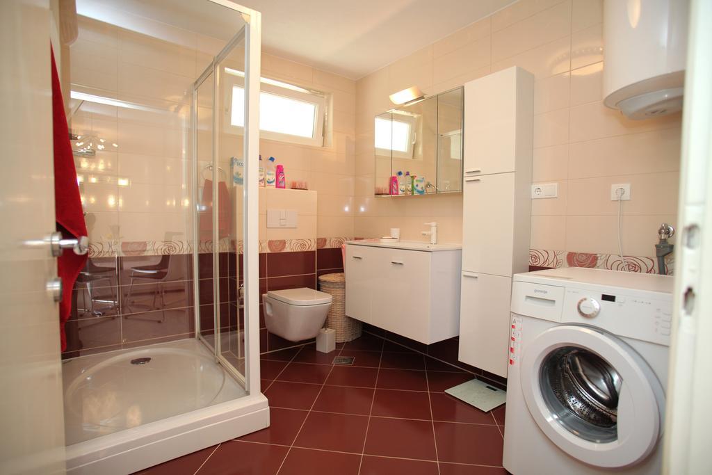 Gem Of The Sea Luxury Beach Apartment With Brand New Heating Infinity Pool Trogir Eksteriør bilde