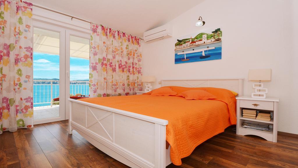 Gem Of The Sea Luxury Beach Apartment With Brand New Heating Infinity Pool Trogir Eksteriør bilde