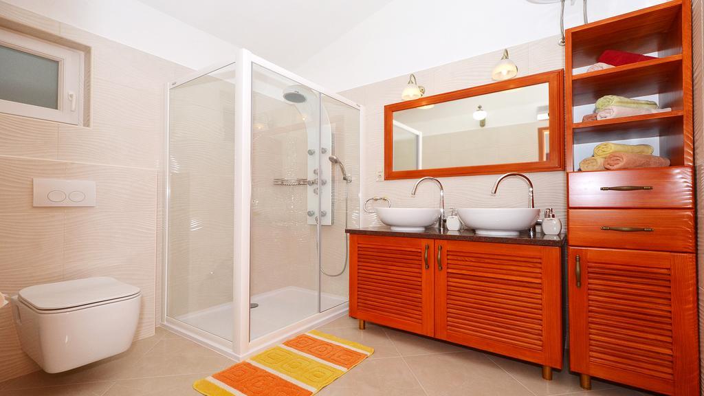 Gem Of The Sea Luxury Beach Apartment With Brand New Heating Infinity Pool Trogir Eksteriør bilde