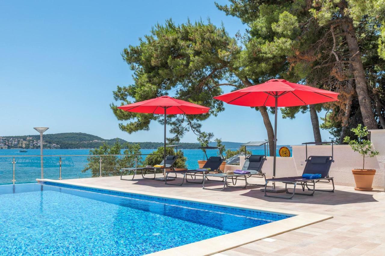 Gem Of The Sea Luxury Beach Apartment With Brand New Heating Infinity Pool Trogir Eksteriør bilde
