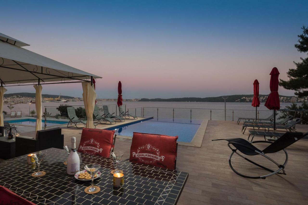 Gem Of The Sea Luxury Beach Apartment With Brand New Heating Infinity Pool Trogir Eksteriør bilde