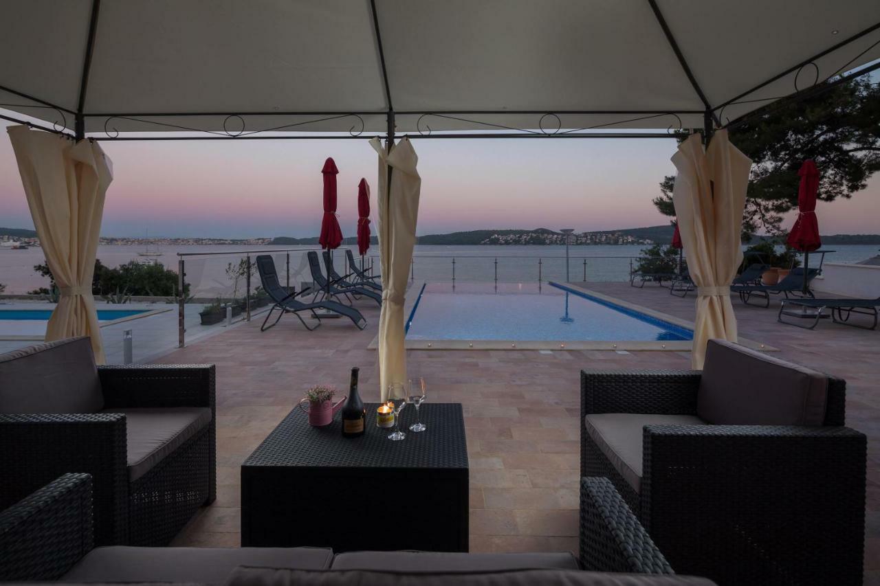 Gem Of The Sea Luxury Beach Apartment With Brand New Heating Infinity Pool Trogir Eksteriør bilde