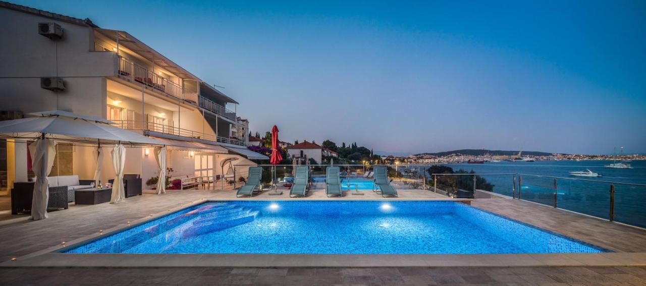 Gem Of The Sea Luxury Beach Apartment With Brand New Heating Infinity Pool Trogir Eksteriør bilde